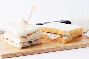 Deliciosos sándwiches de atún en pan de molde para el concepto de comida casera foto