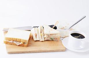 Sándwiches de atún caseros con taza de café para alimentos y bebidas concepto foto