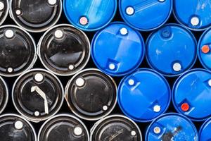 Fondo industrial de barriles de petróleo azul y negro. foto