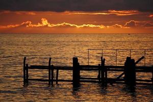 muelle de la marina al atardecer paisaje urbano y mar foto