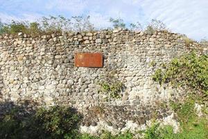 antigua muralla en el monte bagrata sujumi abjasia foto