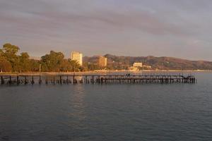 muelle de la marina al atardecer paisaje urbano y mar foto