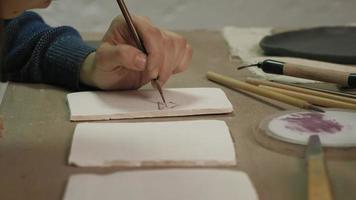 Fabricación de baldosas de cerámica en un taller de cerámica. video