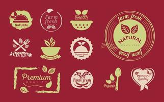 Conjunto de etiquetas e insignias de alimentos orgánicos sobre fondo rojo. vector