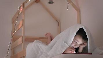 el niño yace en la cama insomnio mal sueño video