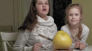 dos hermanas comiendo fruta con pomo video