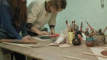 mujeres que trabajan en un estudio de cerámica. video