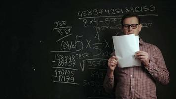El hombre escribe fórmulas matemáticas en la pizarra video