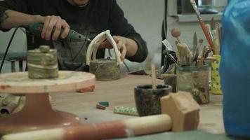 taller de cerámica haciendo alfarería