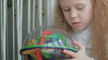 menina brincando com um quebra-cabeça de brinquedo tridimensional