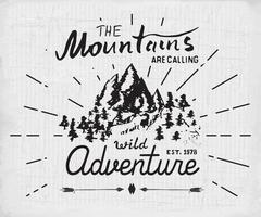 montañas dibujadas a mano boceto emblema al aire libre camping y senderismo actividad deportes extremos aventura al aire libre símbolo ilustración vectorial sobre fondo grunge vector