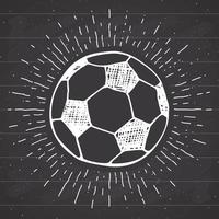 etiqueta vintage, fútbol dibujado a mano, boceto de balón de fútbol, insignia retro con textura grunge, estampado de camiseta de diseño de tipografía, ilustración vectorial sobre fondo de pizarra. vector