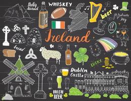 garabatos del bosquejo de Irlanda. Elementos irlandeses dibujados a mano con bandera y mapa de Irlanda, cruz celta, castillo, trébol, arpa celta, molino y oveja, botellas de whisky y cerveza irlandesa, vector en pizarra