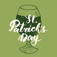 Feliz día de San Patricio, tarjeta de felicitación vintage, letras de la mano en la silueta de la taza de cerveza, ilustración de vector de diseño retro con textura grunge de vacaciones irlandés.