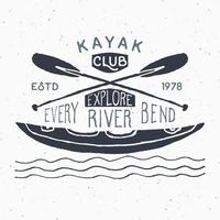 Etiqueta vintage de kayak y canoa, boceto dibujado a mano, insignia retro con textura grunge, estampado de camisetas con diseño de tipografía, ilustración vectorial vector