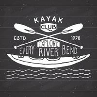 Etiqueta vintage de kayak y canoa, boceto dibujado a mano, insignia retro con textura grunge, estampado de camiseta con diseño de tipografía, ilustración vectorial sobre fondo de pizarra vector