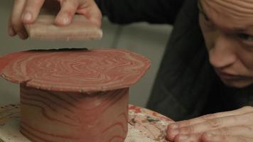 close-up de um ceramista no trabalho video