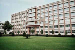 2020- edificio universitario con césped verde foto