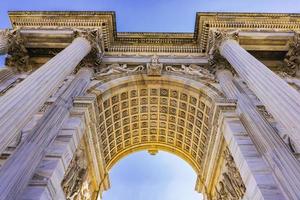 Arco de triunfo en el parque Sempione en Milán Italia foto