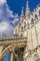 Terrazas en la azotea del Duomo de Milán en Italia