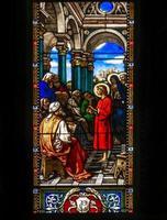 Vidrieras de la catedral de Como en Italia foto