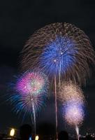 festival de fuegos artificiales en verano en tokio foto