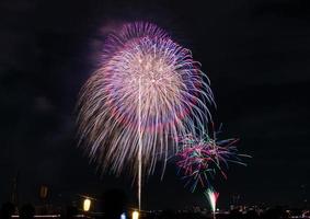 festival de fuegos artificiales en verano en tokio foto