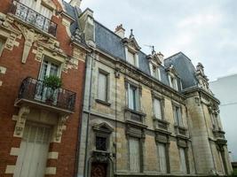 edificio antiguo en vichy, francia foto