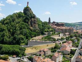 La estatua de Notre Dame de France y la catedral de Puy en Velay, Haute-Loire, Francia foto