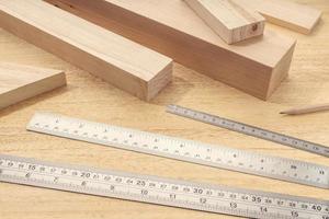 Grupo de material de madera surtido con reglas profesionales carpintería medición de madera o concepto de carpintería foto