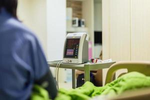 Máquina profesional hospitalaria para medir la presión arterial.