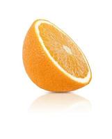 Mitad de fruta naranja aislada sobre fondo blanco con sombra y reflexión