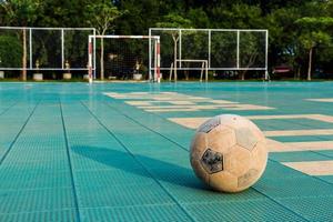 Fútbol viejo en el patio en vacaciones escolares rurales foto