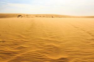Ola en el desierto y el cielo azul mui ne duna de arena en el sur de Vietnam