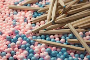 Muchos lápices sobre bolas de color rosa y azul estudian el concepto foto