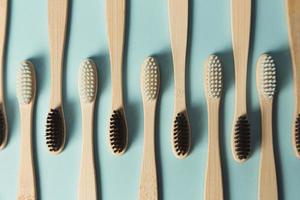 patrón minimalista de cepillos de dientes de bambú. foto
