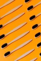 patrón minimalista de cepillos de dientes de bambú. foto