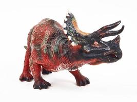 Dinosaurio triceratops juguete de goma aislado en blanco foto