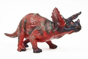 Dinosaurio triceratops juguete de goma aislado en blanco foto