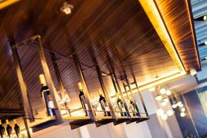 Restaurante bar de vinos con botellas y luz acogedora.