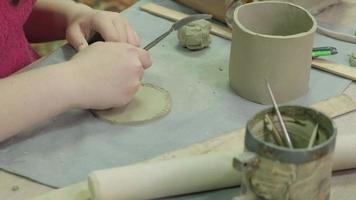 clase magistral para niños en el taller de cerámica de modelado de arcilla video