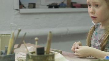 clase magistral para niños en el taller de cerámica de modelado de arcilla video