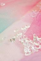 una hermosa y elegante macro de brillo de diamantes brillantes con bokeh o profundidad de campo y textura rosa como fondo foto