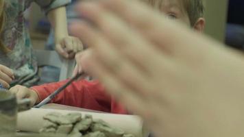 master class para crianças em oficina de modelagem de cerâmica video