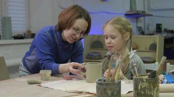 classe de maître pour enfants dans l'atelier de céramique de modelage d'argile video