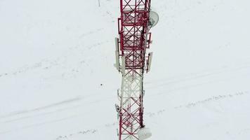 Luftaufnahme eines Telekommunikationsturms mit Antennen und Becken