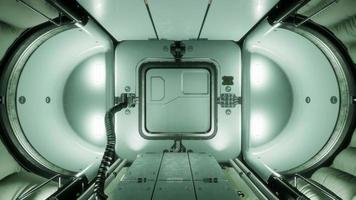 cámara que pasa de la nave espacial al interior del espacio video