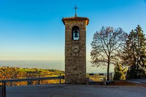 campanario con reloj foto