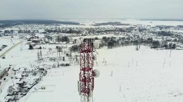 Luftaufnahme eines Telekommunikationsturms mit Antennen und Becken