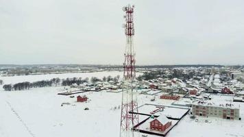 veduta aerea di una torre di telecomunicazioni con antenne e piatti